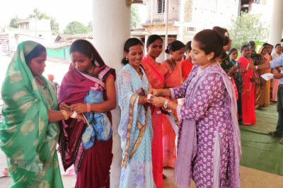 मतदाता संकल्प बैंड बांधकर लोगों को शत प्रतिशत मतदान के लिए किया गया प्रेरित