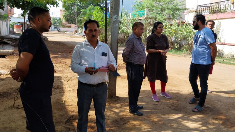 नाली में गोबर देख भड़के आयुक्त, डेयरी संचालक पर जुर्माना  नहर सफाई में लाए तेजी