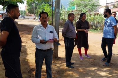 नाली में गोबर देख भड़के आयुक्त, डेयरी संचालक पर जुर्माना  नहर सफाई में लाए तेजी