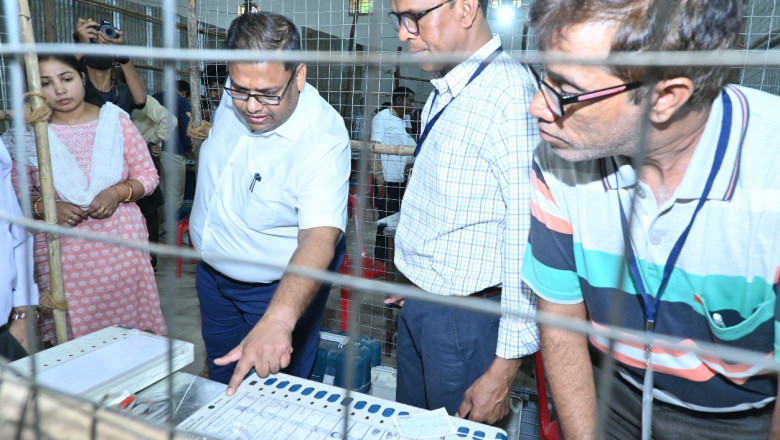 कलेक्टर दीपक कुमार अग्रवाल ने जिले के दोनों विधानसभा क्षेत्र के लिए इलेक्ट्रॉनिक वोटिंग मशीन की कमिशनिंग कार्यों का जायजा लिया
