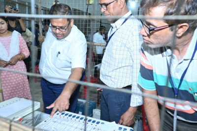 कलेक्टर दीपक कुमार अग्रवाल ने जिले के दोनों विधानसभा क्षेत्र के लिए इलेक्ट्रॉनिक वोटिंग मशीन की कमिशनिंग कार्यों का जायजा लिया