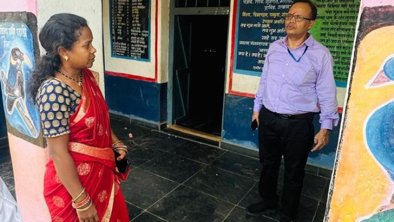 सामान्य प्रेक्षक अनिल अग्रवाल ने राजिम विधानसभा क्षेत्र के विभिन्न मतदान केन्द्रों का किया आकस्मिक निरीक्षण