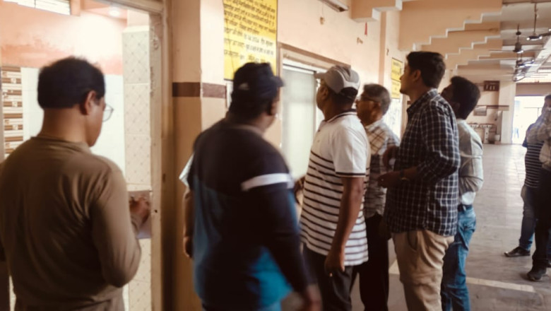 आयुक्त ने मतदान केन्द्रों का निरीक्षण कर आवश्यक व्यवस्था मुहैया कराने  की  अधिकारियों को दिये निर्देश