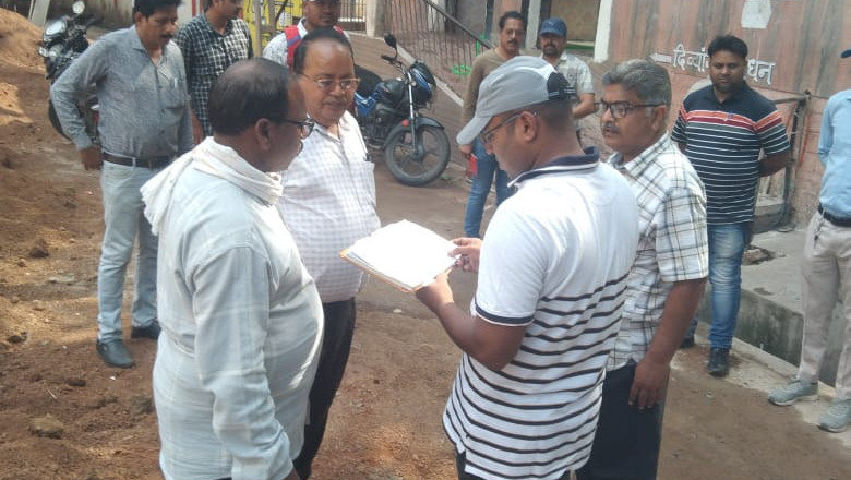 निगम आयुक्त अधिकारियों के साथ गोल बाजार, गुडाखू लाईन क्षेत्र का पैदल भ्रमण कर सफाई व्यवस्था देखे