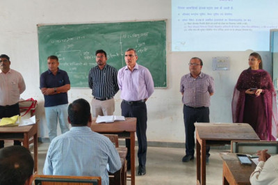 निर्वाचन सामग्री वितरण एवं वापसी के सुगम संचालन के लिए अधिकारी-कर्मचारियों को दिया गया प्रशिक्षण