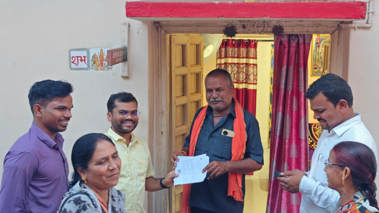 ग्राम अंजोरा के मतदान केंद्र 33 व 34 में मतदाता पर्ची वितरण की कार्यवाही का अवलोकन