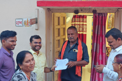 ग्राम अंजोरा के मतदान केंद्र 33 व 34 में मतदाता पर्ची वितरण की कार्यवाही का अवलोकन