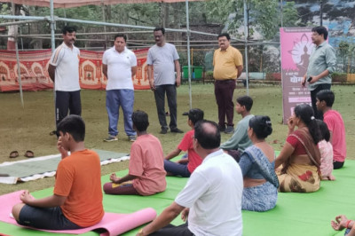 शारीरिक-मानसिक स्वस्थता और मजबूत आत्मबल के लिए योग जरूरीः कलेक्टर