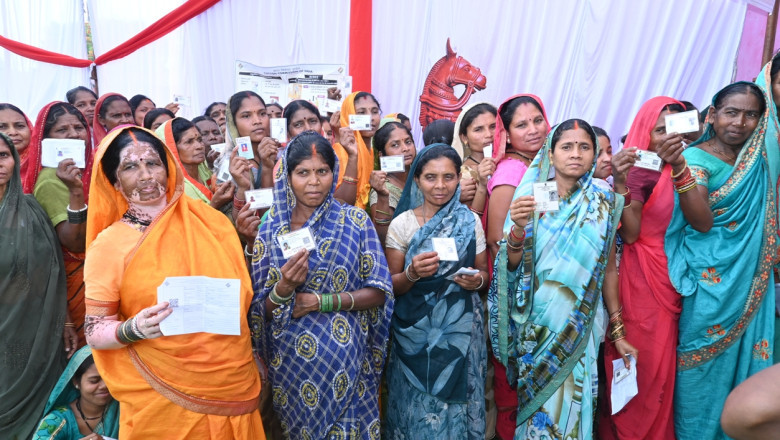 जिले में मतदान करने भारी संख्या में पहुंच रहे लोग युवा, बुजुर्ग, दिव्यांग सहित नवविवाहित जोड़े भी उत्साह के साथ कर रहे मतदान