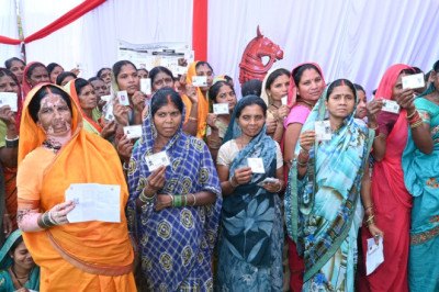 जिले में मतदान करने भारी संख्या में पहुंच रहे लोग युवा, बुजुर्ग, दिव्यांग सहित नवविवाहित जोड़े भी उत्साह के साथ कर रहे मतदान