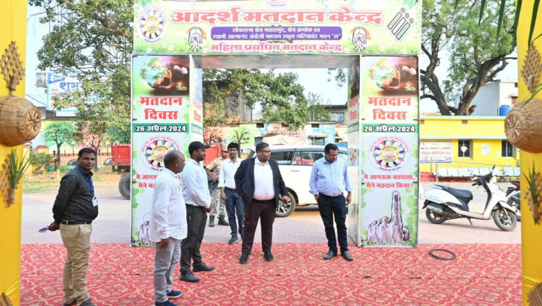 कलेक्टर ने विभिन्न आदर्शन मतदान केन्द्रों का लिया जायजा