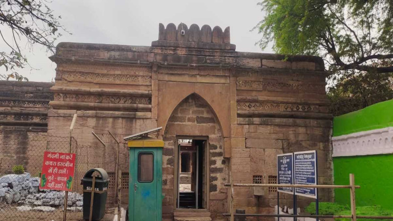 परिसर के अंदर और बाहर जारी रहा काम,मिट्टी हटाने के दौरान खंडित प्रतिमा का मिला हिस्सा...