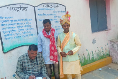 एक वोट की किमत समझ बारात जाने से पहले दूल्हे ने किया मतदान