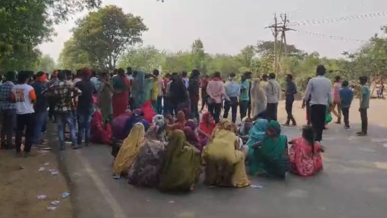 ग्रामीणों ने किया चक्काजाम,सड़क दुर्घटना में युवक के साथ पिता और भतीजी की हुई मौत, हादसे में घायल मां की भी हालत नाजुक...
