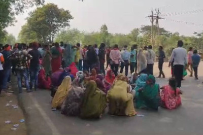 ग्रामीणों ने किया चक्काजाम,सड़क दुर्घटना में युवक के साथ पिता और भतीजी की हुई मौत, हादसे में घायल मां की भी हालत नाजुक...