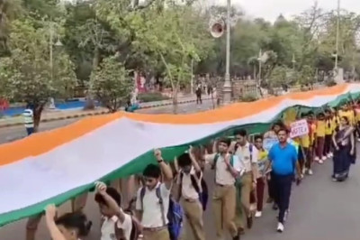 मतदान करने का लिया संकल्प चुनावी राहगीरी’ के तहत 400 मीटर का तिरंगा लेकर निकले लोग...