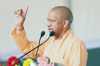 मुख्यमंत्री योगी आदित्यनाथ इंडी गठबंधन और इसके प्रमुख घटक कांग्रेस के मेनिफेस्टो को लेकर लगातार हमलावर हैं...