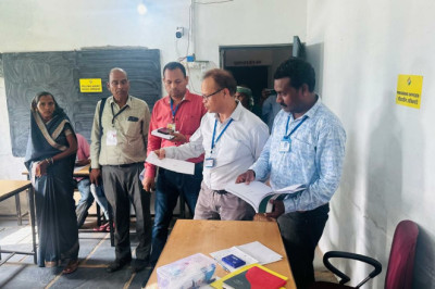 प्रेक्षक अनिल अग्रवाल ने आज विभिन्न मतदान केन्द्रों का किया निरीक्षण