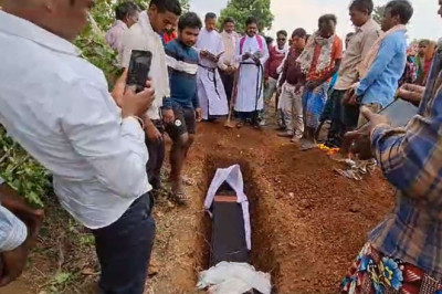 धर्म परिवर्तन करने वाले एक परिवार के मृतक के अंतिम संस्कार के लिए जमीन नहीं देने के विवाद पर हाईकोर्ट का फैसला सामने आया है...