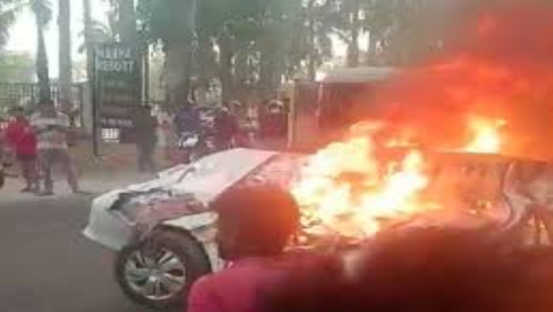 सड़क हादसा में कार पर पलटा चावल से भरा ट्रक,आग लगने से जिंदा जला कार चालक...