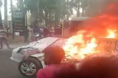 सड़क हादसा में कार पर पलटा चावल से भरा ट्रक,आग लगने से जिंदा जला कार चालक...