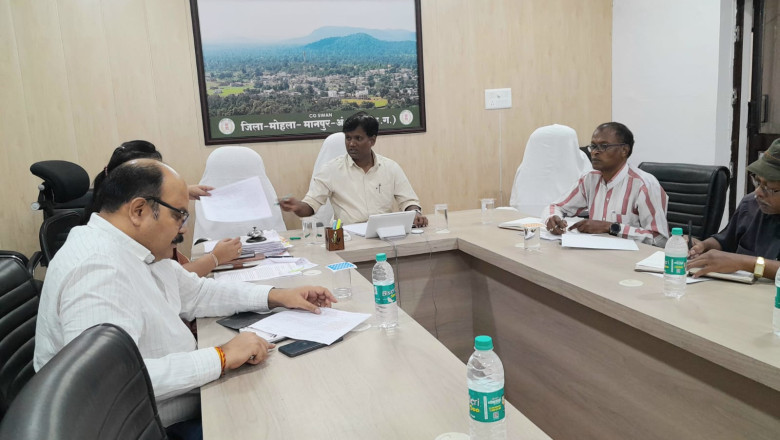 कलेक्टर एस जयवर्धन की अध्यक्षता में जिला स्तरीय पुनर्वास समिति की बैठक