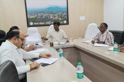 कलेक्टर एस जयवर्धन की अध्यक्षता में जिला स्तरीय पुनर्वास समिति की बैठक
