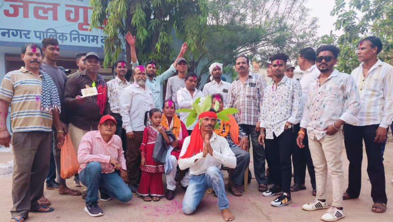 सेवानिवृत्त होने पर दो कर्मचारियों को स्टाफ द्वारा दी गई विदाई: