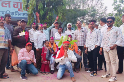 सेवानिवृत्त होने पर दो कर्मचारियों को स्टाफ द्वारा दी गई विदाई: