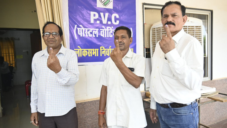 अनिवार्य सेवा श्रेणी अन्तर्गत पत्रकार मतदाताओं ने पोस्टल बैलेट से किया मतदान