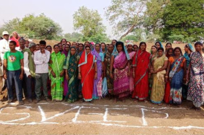 मजदूर दिवस के अवसर पर मनरेगा श्रमिकों ने कार्यस्थल पर मतदाता जागरूकता अन्तर्गत मतदान की ली शपथ