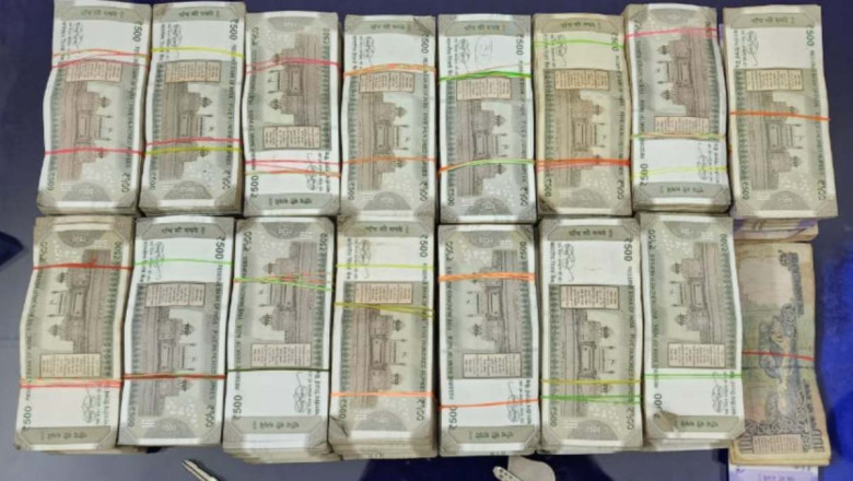 पुलिस ने ओडिशा के बरगढ़ में लुहुराचट्टी गांव के पास एक चेकपॉइंट पर एक एसयूवी से 7.5 लाख रुपये नकद जब्त किए...