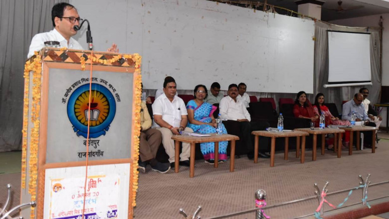 शिक्षकों में समाज को बदलने की क्षमता : कलेक्टर शिक्षक गढ़ रहे हैं देश का भविष्य