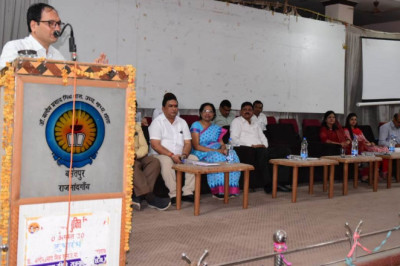 शिक्षकों में समाज को बदलने की क्षमता : कलेक्टर शिक्षक गढ़ रहे हैं देश का भविष्य