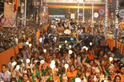 सड़क पर उमड़ी भारी भीड़,PM मोदी ने कानपुर में किया रोड शो, हाथ जोड़कर लोगों का किया अभिवादन...