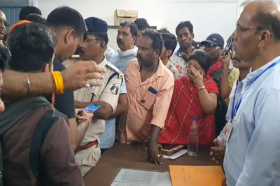 NEET की परीक्षा में पहले बच्चों को बांटा गया गलत प्रश्नपत्र, फिर 45 मिनट बाद बदल दिया, आक्रोशित परिजनों ने किया हंगामा...