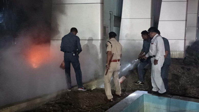 यात्रियों में मची खलबली,रायपुर रेलवे स्टेशन के वेटिंग हॉल में लगी आग...