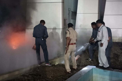 यात्रियों में मची खलबली,रायपुर रेलवे स्टेशन के वेटिंग हॉल में लगी आग...