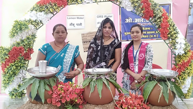 क़तार में खड़े मतदाताओं को भी मिल रहा पेयजल मतदाता इस बार ख़ास व्यवस्था से बहुत खुश