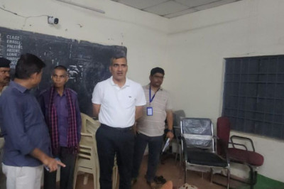 कलेक्टर और एसपी ने मतदान केंद्र का निरीक्षण किया और सुरक्षा व्यवस्थाओं का जायज़ा लिया