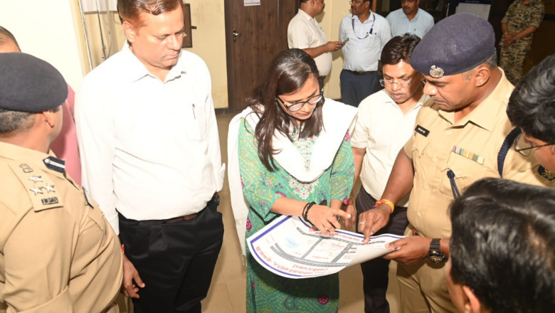 संभागायुक्त, आई.जी. और कलेक्टर ने स्ट्रांग रूम सामग्री वापसी स्थल का किया निरीक्षण