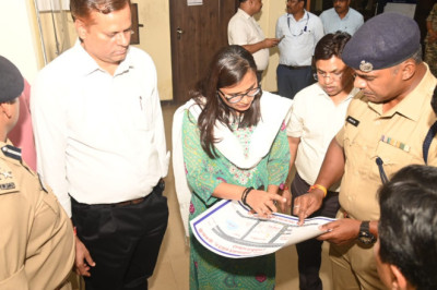 संभागायुक्त, आई.जी. और कलेक्टर ने स्ट्रांग रूम सामग्री वापसी स्थल का किया निरीक्षण