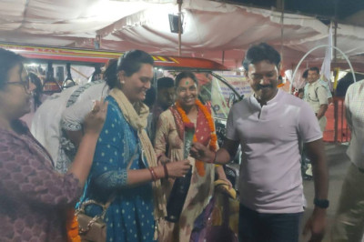 बलौदाबाजार जिले में कलेक्टर ने मतदान दलों का माला पहनाकर और मुंह मीठा कराकर किया स्वागत...