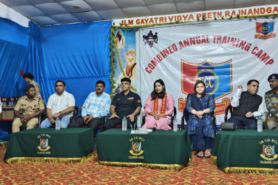 जिला पंचायत सीईओ ने बच्चों को कैरियर के लिए दिया मार्गदर्शन