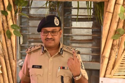 कलेक्टर एवं आईजी ने किया मतदान -जिले के सभी नागरिकों से मतदान करने की अपील की