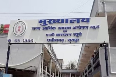 महादेव सट्टा ऐप से जुड़े दस्तावेज,छत्तीसगढ़ में ACB/EOW ने 28 ठिकानों पर मारा छापा,हवाला संबंधी पर्चियां और बैंक कागजात बरामद, CM साय बोले – दोषियों पर सख्ती से होगी कार्रवाई...