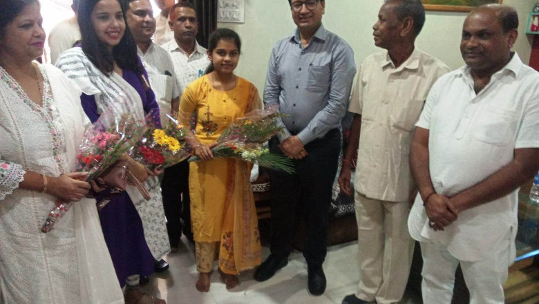 कलेक्टर ने प्रवीण्य सूची में छठवां स्थान प्राप्त करने पर छात्रा वंशिका साहू से ग्राम हालेकोसा पहुंचकर की मुलाकात
