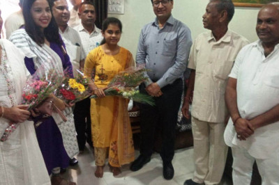कलेक्टर ने प्रवीण्य सूची में छठवां स्थान प्राप्त करने पर छात्रा वंशिका साहू से ग्राम हालेकोसा पहुंचकर की मुलाकात