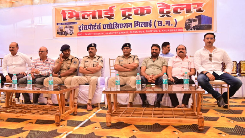 भिलाई ट्रक ट्रेलर ट्रांसपोर्ट एसोसिएशन के द्वारा आज बीमा सर्टिफिकेट का वितरण ASP , CSP, DSP के हाथों कराया गया...