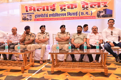 भिलाई ट्रक ट्रेलर ट्रांसपोर्ट एसोसिएशन के द्वारा आज बीमा सर्टिफिकेट का वितरण ASP , CSP, DSP के हाथों कराया गया...